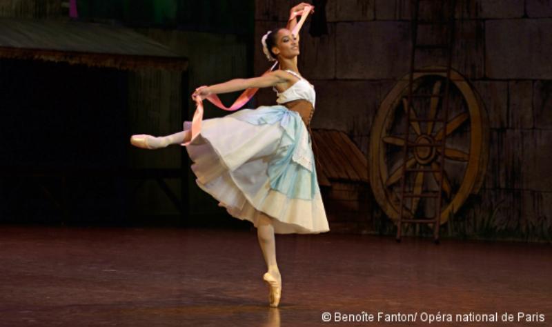 Public enthousiaste dans un théâtre parisien, applaudissant une comédie musicale